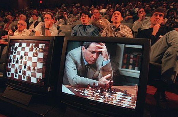 Figura 3. 11 de mayo de 1997, Gary Kasparov, campeón mundial de ajedrez, es derrotado por el supercomputador de IBM Deep Blue.  Fuente: [ ].