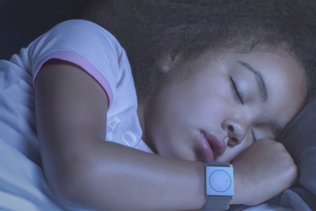 Figura 2: Uso de pulseras inteligentes para monitorización de convulsiones en niños (Fuente: https://www.empatica.com/embrace2/)