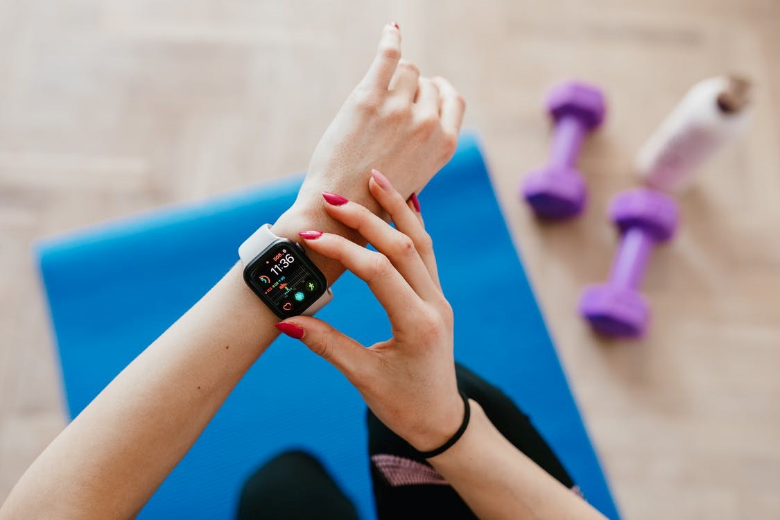 Figura 3: Reloj inteligente utilizado para monitorizar diferentes funciones vitales (Fuente: https://www.pexels.com/es-es/foto/sano-mujer-mano-conexion-4498483/)
