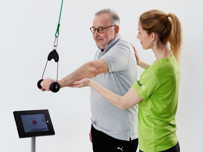 Figura 5: Sistema de rehabilitación inteligente (Fuente: https://cordis.europa.eu/article/id/386833-an-intelligent-at-home-exercise-device-improves-patient-rehabilitation-outcomes)